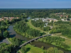 Dwie godziny drogi od Wrocławia jest największy w Polsce park w stylu angielskim, w którym wytyczono granicę państwową