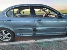 Pościg za Jaguarem w gminie Trzeszczany. 61-latek uderzył w radiowóz, trafił do aresztu