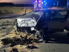 Groźne zderzenie dwóch aut pod Pieniężnem. Dwie osoby trafiły do szpitala