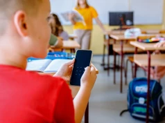 Od 1 września duża zmiana dla milionów uczniów. Chodzi o telefony