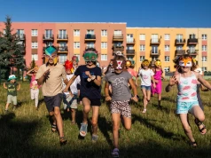 Wakacje w mieście nie muszą być nudne! Kreatywne zajęcia z „Latem na podwórku” już po raz dziesiąty