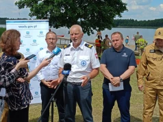 Bezpieczne wakacje nad wodą. Nad jeziorem Rotcze zainaugurowano letnią kampanię informacyjną