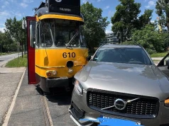 Zabytkowy tramwaj zderzył się z samochodem. Wstrzymano kursowanie linii 0