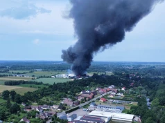 Pożar na terenie fabryki aerozoli w Charnowie. Trwa akcja strażaków