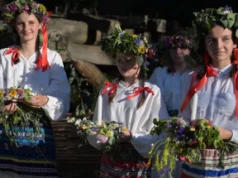 Noc Świętojańska - panny puszczały wianki w poszukiwaniu szczęścia i miłości (wideo)