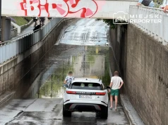 Gwałtowna burza przeszła pod Warszawą. Połamane drzewa, zalane drogi, trwa akcja służb