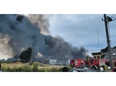 Charnów: Potężny pożar fabryki aerozoli. Ewakuowano mieszkańców