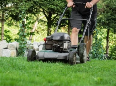 Mandat za koszenie trawy. Sąsiad może wezwać służby