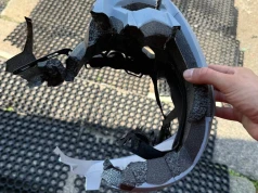 Piorun roztrzaskał kask. Rowerzystka przeżyła