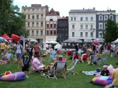 Trawa na Rynku Staromiejskim podczas Dni Torunia - przyciąga i zachęca do piknikowania