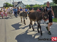 Szlakiem „Pani w Słońcu”. Wyjątkowa pielgrzymka z udziałem osiołków