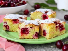 Robiłeś tak ciasto z czereśniami? Ten 1 trik sprawia, że jest jak chmurka