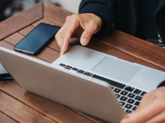 Mit o publicznym Wi-Fi wciąż żyje. Czy naprawdę jest się czego bać?