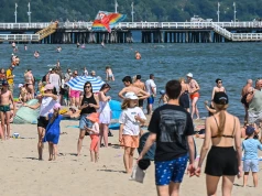 Zdążyli przed załamaniem pogody. Tłumy turystów na plaży w Sopocie