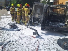 Dwa samochody spalone, kilka uszkodzonych. Pożar i wybuch butli z gazem w Podlaskiem