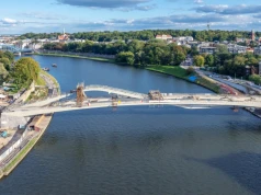 130 metrów nowej architektury nad Wisłą. Futurystyczna kładka na finiszu