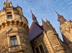 Ma 99 wież i przyciąga tłumy. Tajemnica tego zamku do dziś nie została wyjaśniona
