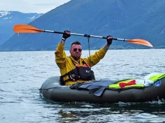 Ariel Milkowski i Maksymilian Gromadzki płyną przez norweski fiord dla chorych dzieci