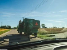 "Skrzydeł nie ma". Jeździ kombajnem po drodze. Krytykuje kierowców
