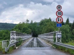 Ten most wygląda, jakby był tu tymczasowo. Stoi od wielu lat