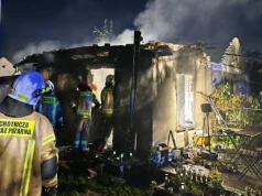 Pożar budynku mieszkalnego w Sokołach. Na miejscu sześć zastępów straży pożarnej