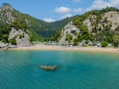 Wakacyjny raj Polaków zamyka setki plaż. Turyści muszą liczyć się z nowymi zasadami