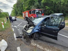 Osobówka koziołkowała, kierowca i pasażer uciekli (ZDJĘCIA)
