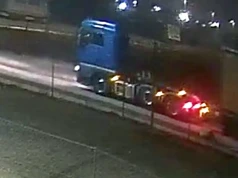 Pusta naczepa porzucona w poprzek autostrady – policja szuka niebieskiego TGX-a