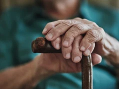 Seniorzy chcą się szczepić, ale nie mogą. "Zakażenie tą bakterią prowadzi do zapalenia płuc"