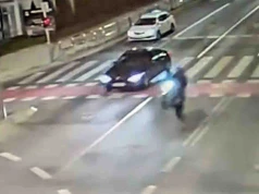 Zielona Góra. Jechał w centrum miasta motocyklem na jednym kole, policja już u niego była (FILM)