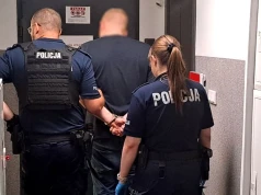 Groził bronią i dusił przypadkowych przechodniów. 28-latek wpadł, a do akcji wkroczyli płetwonurkowie