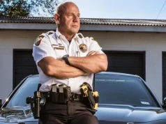 "W Ameryce policjanci są grubi, mają rozpięte koszule, brudne buty i plamy z sosu z burrito". Jak Manfred został szeryfem