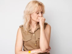 "Ciągle pisze z ośmioma kobietami, z którymi kiedyś sypiał". Terapeuta daje jedną radę