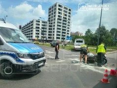 Zderzenie motocyklisty z autem na Ursynowie. Ranny kierujący jednośladem