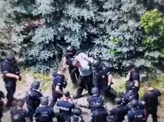 Policja pokazała moment zatrzymania byłego policjanta. Podejrzanego o zabójstwo w Mierzawie ujęto po czterech dniach obławy