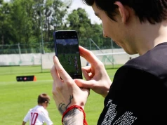 Czy można zrobić efektowne zdjęcia na meczu piłkarskim smartfonem? Sprawdziłem to