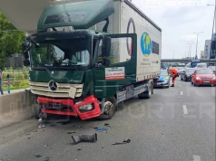 Groźne zderzenie ciężarówki z autem na Mokotowie. Ciężarówka uderzyła w betonowe bariery oraz schody wiaduktu