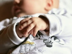 Areszt dla ojca, który rzucił sześciomiesięcznym synem o podłogę