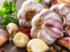 Czosnek działa jak naturalny prebiotyk. Jeden skutek może cię zaskoczyć