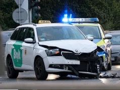 Wjechał na czerwonym, doprowadził do zderzenia z BMW. Dwie osoby poszkodowane
