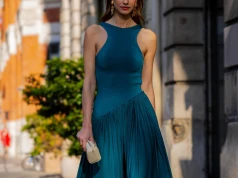 Niebieska sukienka na wesele? Te dodatki sprawią, że całość będzie wyglądać luksusowo i bardziej elegancko
