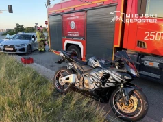 Zderzenie na skrzyżowaniu S8 i Powązkowskiej. Motocyklista bez uprawnień, trafił do szpitala
