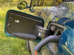 Ile trwa ładowanie hybrydy plug-in ze zwykłego gniazdka? Test na przykładzie Peugeot 3008