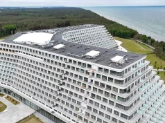 "Uwielbiam to kulturalne towarzystwo i pikantnego łososia z arbuzową salsą". Sprawdzamy, kto przyjeżdża do największego hotelu w Polsce