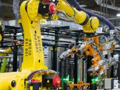 AI zabiera pracę nie tylko programistom. Roboty masowo wchodzą do fabryk