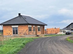 Rolnicy zyskają więcej miejsca? Rząd chce pozwolić na większe garaże przy granicy działki