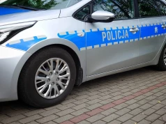Senior urządził rajd po parkingu. Był pijany, bez uprawnień i uciekł z miejsca kolizji