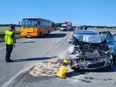 Wypadek na S8. Kierowca Volkswagena zasnął za kierownicą i uderzył w autokar szkolny