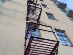 Tajemnicze konstrukcje na apartamentowcu. Zostały objęte ścisłą ochroną