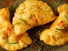 Panierowane pierogi zastąpią krokiety. Mają pyszny farsz i chrupiącą skórkę